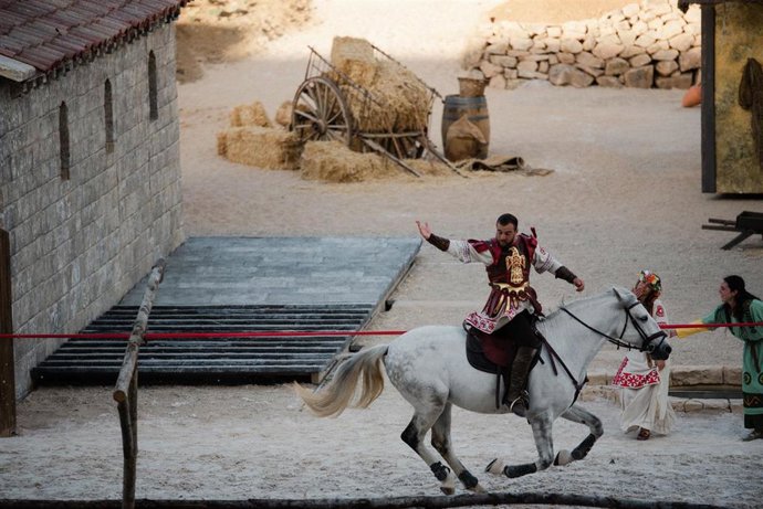 Archivo - Un actor a caballo durante un espectáculo de Puy du Fou.