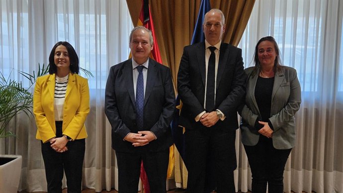 El ministro de Industria y Turismo, Jordi Hereu, se reúno con el presidente de Seat, Markus Haupt.