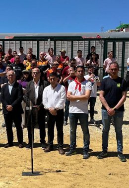 Reyes (c), en Beas de Segura, junto a otras autoridades y responsables de la Hermandad de San Marcos.