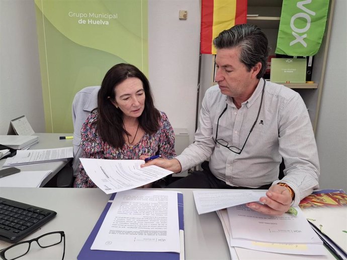 Los concejales de Vox en el Ayuntamiento de Huelva, Wenceslao Font y María López.