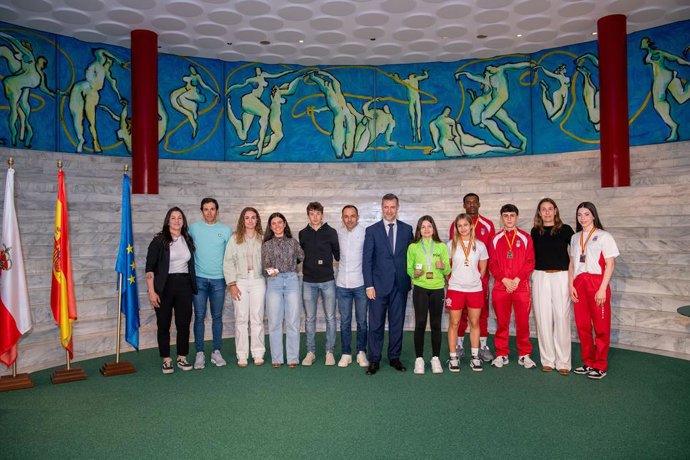El Consejero De Cultura, Turismo Y Deporte, Luis Martínez Abad, Recibe A Deportistas