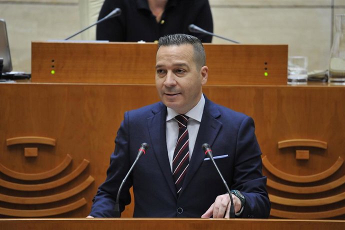 El portavoz del Grupo Popular Vox en la Asamblea, Óscar Fernández, en su intervención en la Asamblea de Extremadura.