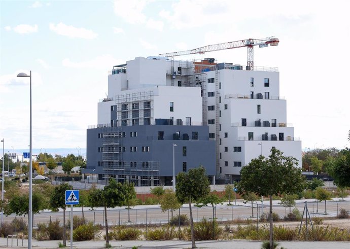 Archivo - Edificios en el barrio de Valdebebas.