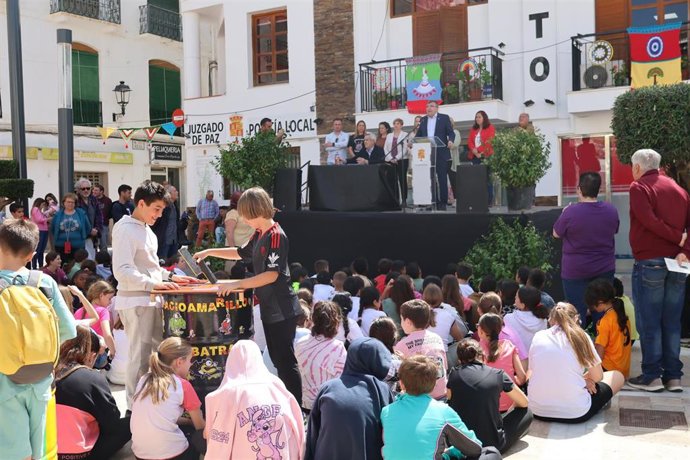 El subdelegado del Gobierno en Granada, José Antonio Montilla, interviene en la apertura de la I Feria del Libro