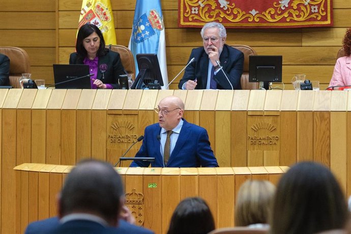 El diputado de Democracia Ourensana en el Parlamento de Galicia, Armando Ojea, interviene durante el debate sobre el Estado de la Autonomía, a 23 de abril de 2025, en Santiago de Compostela, A Coruña, Galicia.