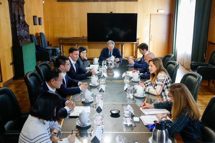 Responsables de la compañía china TDG se reúnen con la alcaldesa de Zaragoza, Natalia Chueca, y su equipo