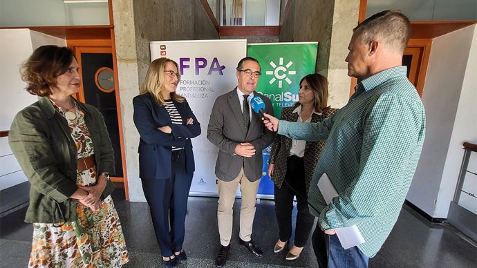 El delegado territorial de Desarrollo Educativo y Formación Profesional y de Universidad, Investigación e Innovación de la Junta de Andalucía en Málaga, Miguel Briones, atiende a los medios a su llegada al Centro de Producción de RTVA en Málaga