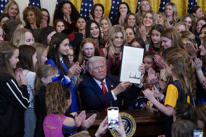 Archivo - Donald Trump junto a un grupo de niñas en el acto de la firma de la orden ejecutiva que prohíbe la participación de mujeres trans en el deporte femenino.