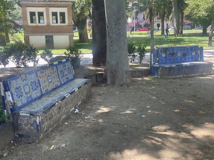 Estado que presentan los bancos de cerámica de los Jardines de la Agricultura.
