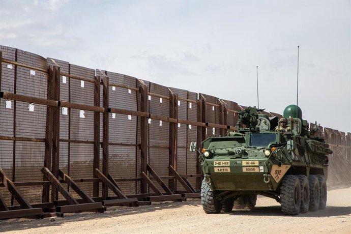 26 de março de 2025, Santa Teresa, Novo México, EUA: Um veículo blindado Stryker do Exército dos EUA designado para o 1º Batalhão, 41º Regimento de Infantaria, 2ª Equipe de Combate da Brigada Stryker, 4ª Divisão de Infantaria, e designado para a Força-Tar