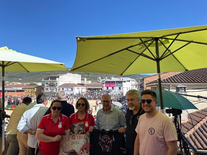 Jesús Estrella (c), en las fiestas de San Marcos de Arroyo del Ojanco.