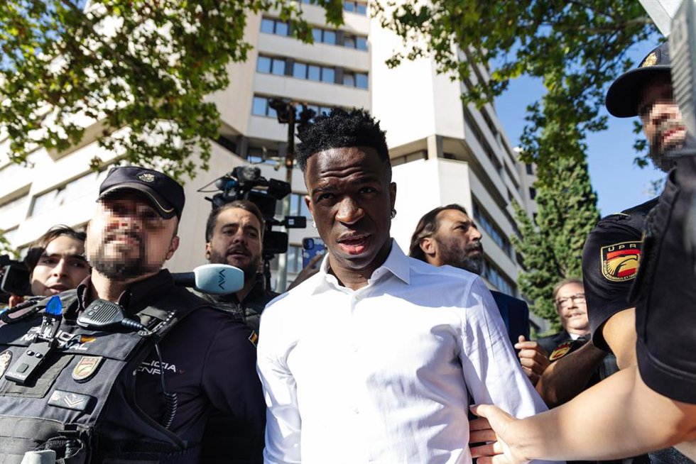 Archivo - El jugador de fútbol Vinicius Jr. a su salida tras declarar por los insultos racistas recibidos en Mestalla, en los Juzgados de Plaza de Castilla, a 5 de octubre de 2023, en Madrid (España).