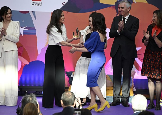 La Reina Letizia entrega el premio a Ledicia Costas en la gala de Premios SM de Literatura Infantil y Juvenil “El Barco de Vapor” y “Gran Angular” 2025 en su 47º edición, a 24 de abril de 2025, en Madrid (España). La Reina Letizia entrega el Premio SM “El