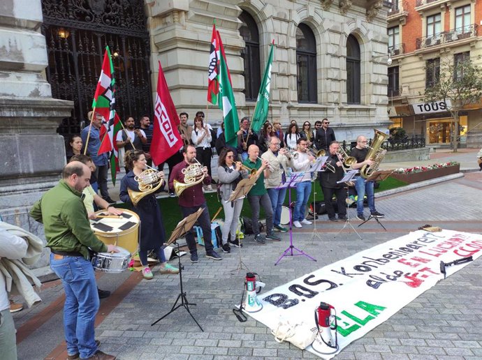 Trabajadores de la BOS concentrados frente a la Diputación en Bilbao el pasado día 11.