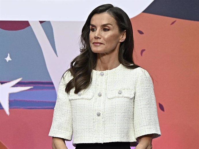 La Reina Letizia junto a Isabel Díaz Ayuso en la gala de Premios SM de Literatura Infantil y Juvenil “El Barco de Vapor” y “Gran Angular” 2025 en su 47º edición, a 24 de abril de 2025, en Madrid (España).