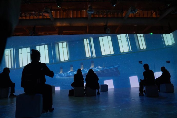 Varias personas observan la exposición 'Titanic - The Official Exhibition', a 24 de abril de 2025, en Barcelona, Cataluña (España).