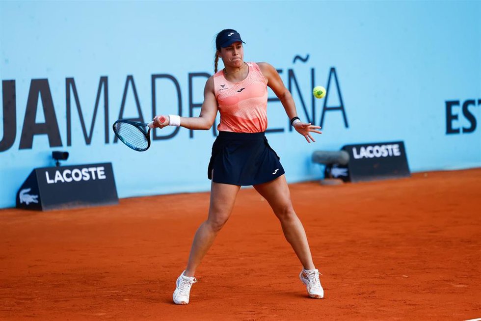 La tennista española Jessica Bouzas en su partido de segunda ronda del Mutua Madrid Open 2025.