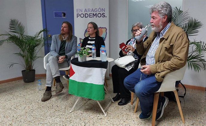 El secretario de Organización estatal de Podemos, Pablo Fernández, junto a las representantes de Podemos Aragón en el Consejo de Coordinador Estatal, María Goikoetxea y Pilar Gimeno, y Juantxo Uralde, de Alianza Verde.