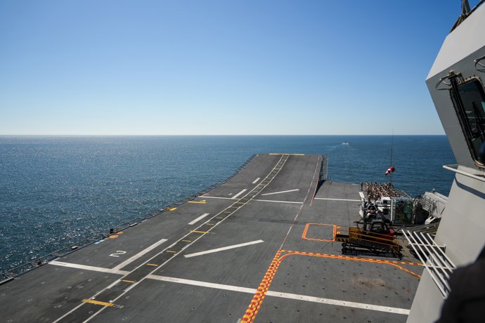 Imagen del  buque portaeronaves Juan Carlos I en el desarrollo de la exhibición militar organizada por la Armada Española y la OTAN en alta mar, a 28 de marzo de 2025 en Barbate, Cádiz (Andalucía, España).