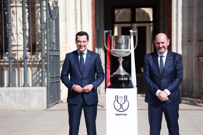 El presidente de la Junta de Andalucía, Juanma Moreno, recibe en el Palacio de San Telmo la Copa del Rey de Fútbol.