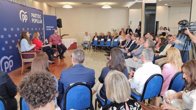 Encuentro del PP en Ponferrada (León), con la participación de Alicia García y Ester Muñoz.