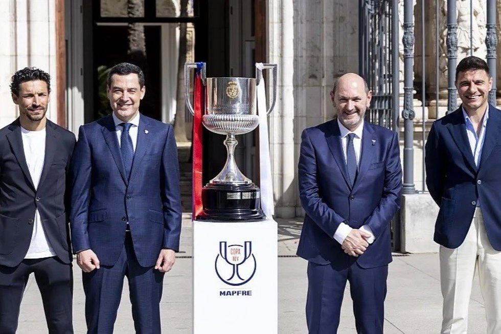 Jesús Navas, Juan Manuel Moreno, Rafael Louzán y Joaquín Sánchez con el trofeo de la Copa del Rey MAPFRE.
