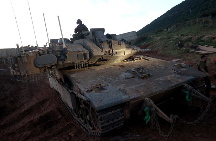 KIRYAT SHMONA, 22 de abril de 2025 -- Soldados israelenses participam de um exercício de resgate próximo à cidade de Kiryat Shmona, no norte de Israel, perto da fronteira com o Líbano, em 21 de abril de 2025.