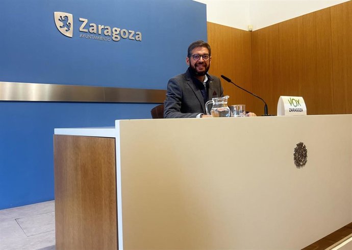 Archivo - El concejal de VOX en el Ayuntamiento de Zaragoza, Armando Martínez, en la sala de prensa.