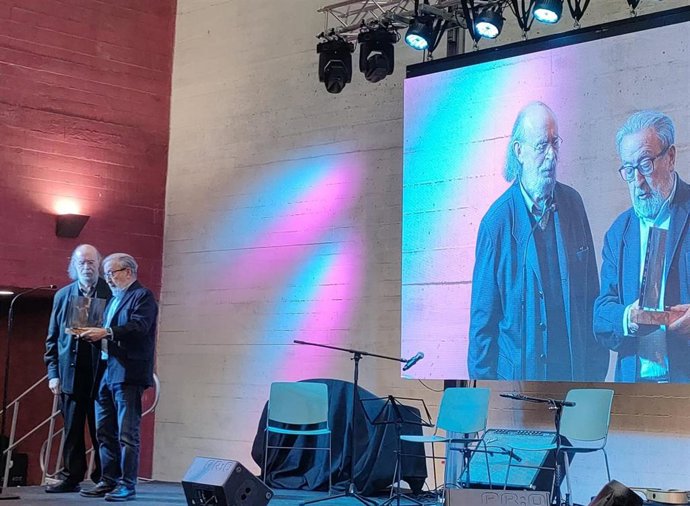 El crítico musical José Ramón Pardo entrega un reconomiento al folclorista Joaquín Díaz dentro de I Salón de la Fama de la Música Hispana