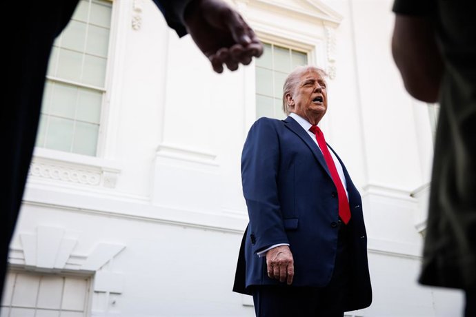 23 de abril de 2025, Washington, Distrito de Columbia, EUA: O presidente dos Estados Unidos, Donald Trump, para para falar com os repórteres depois de inspecionar o gramado norte da Casa Branca em 23 de abril de 2025 em Washington, D.C. Trump disse que es