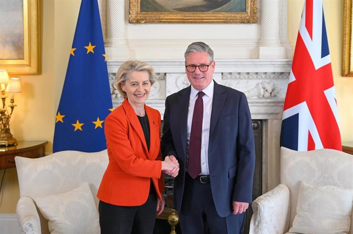 La presidenta de la Comisión Europea, Ursula von der Leyen, y el primer ministro británico, Keir Starmer, se saludan al inicio de un encuentro en Londres.