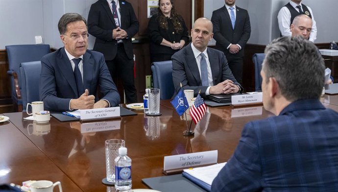O secretário-geral da OTAN, Mark Rutte, com o secretário de Defesa dos EUA, Pete Hegseth.