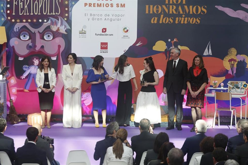 La Reina Letizia entrega los Premios SM El Barco de Vapor y Gran Angular 2025. 'Feriópolis' y 'Hoy honramos a los vivos' han sido las obras distinguidas en la 47 edición de los premios.