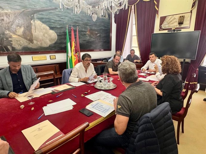 El alcalde de Cádiz, Bruno García, junto a la teniente de alcalde y delegada de Fiestas, Beatriz Gandullo, en la reunión del Consejo de Participación del Concurso Oficial de Agrupaciones Carnavalescas.