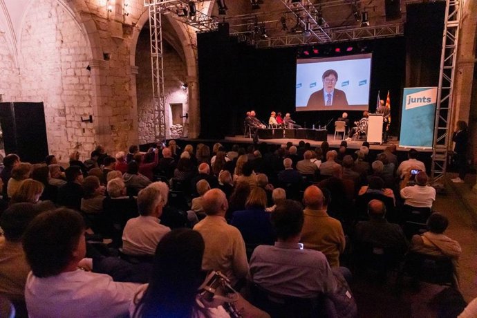 El presidente de Junts, Carles Puigdemont en el acto del partido con el mundo local