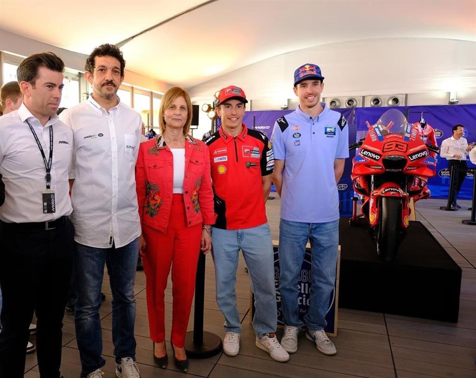Apertura oficial del 'Garage Estrella Galicia 0,0' en Jerez de la mano de Marc y Álex Márquez