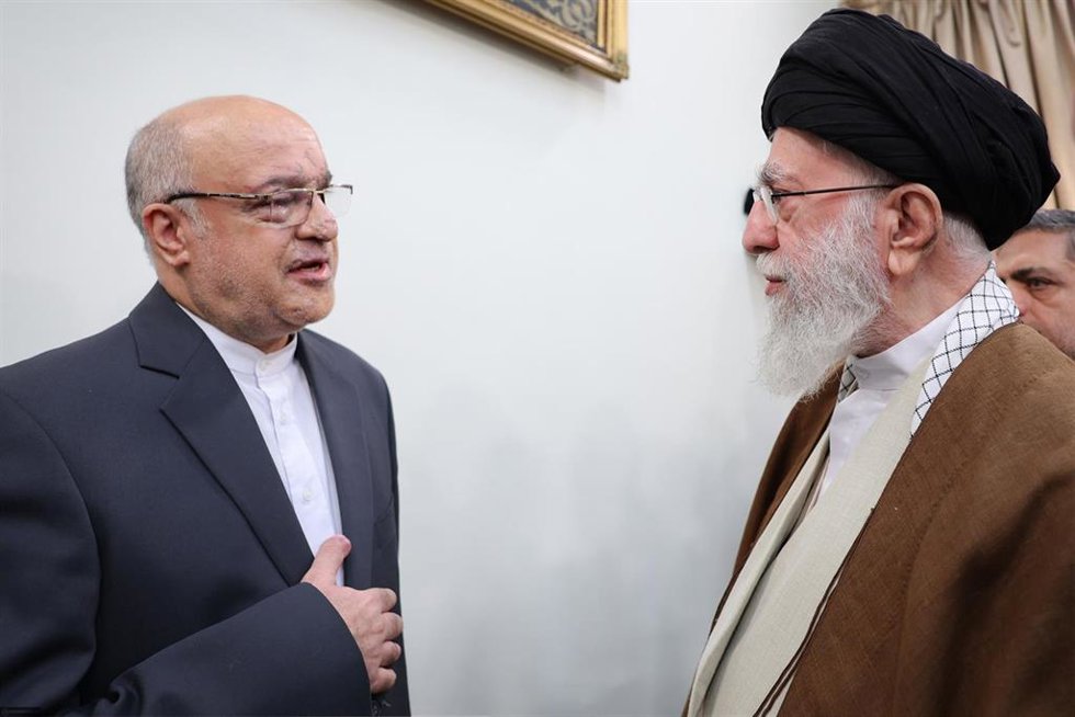 Archivo - El embajador iraní en Líbano, Mojtaba Amani, junto al líder supremo de Irán, el ayatolá Alí Jamenei, en una imagen de archivo