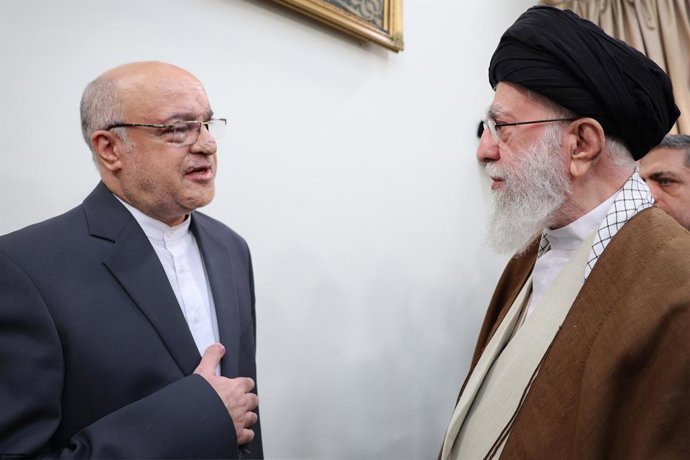 Archivo - Arquivo - 18 de novembro de 2024, Teerã, Irã: O líder supremo iraniano, aiatolá ALI KHAMENEI (à direita), conversa com o embaixador do Irã no Líbano, MOJTABA AMANI (à esquerda), que foi ferido em Beirute nos ataques de pagers de Israel em setemb