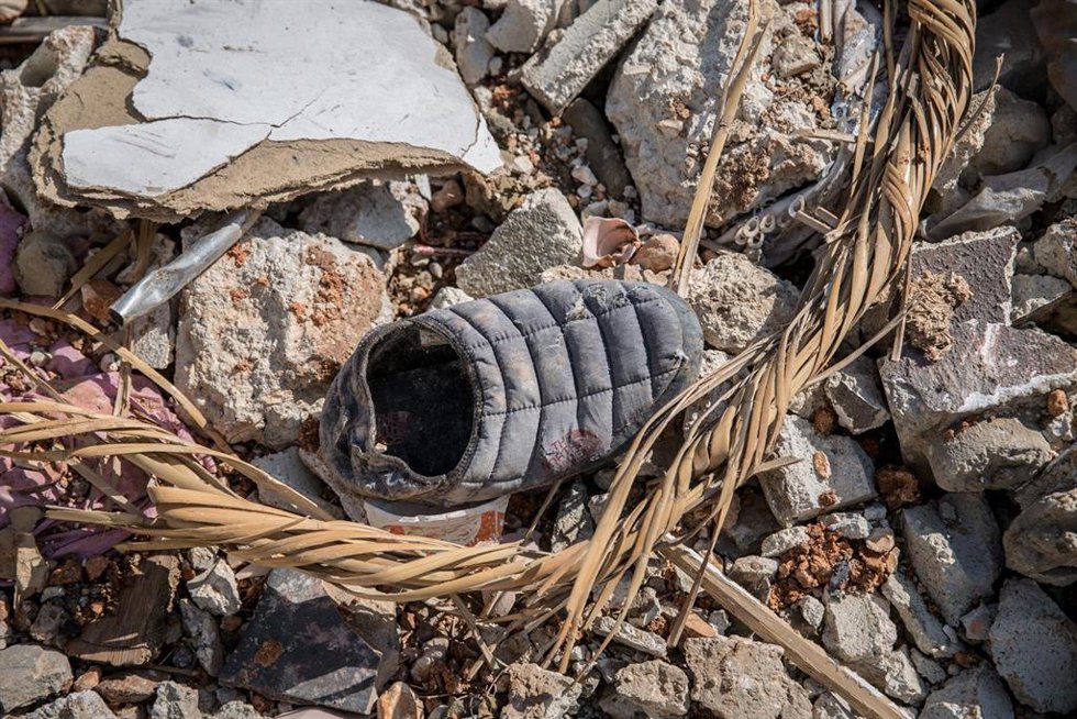 Archivo - Un zapato visto entre los escombros en Saaideh, en la gobernación de Baalbek-Hermel, en Líbano
