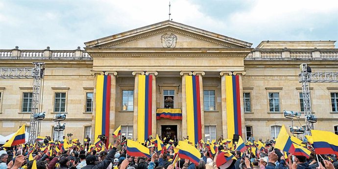 28 de março de 2025: Bogotá, 14 de fevereiro de 2023. Na praça principal do Palácio Nariño, centenas de pessoas chegam para testemunhar as palavras do presidente Gustavo Petro durante as manifestações a favor de seu governo. Foto: Cônego Melgarejo