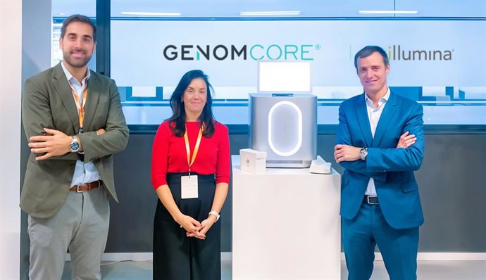De izquierda a derecha: Diego Azores, Director de Ventas en España; Ana De la Cruz, Directora de Ventas para los Países Mediterráneos en Illumina; y Miquel A. Bru, CBDO y cofundador de Genomcore.