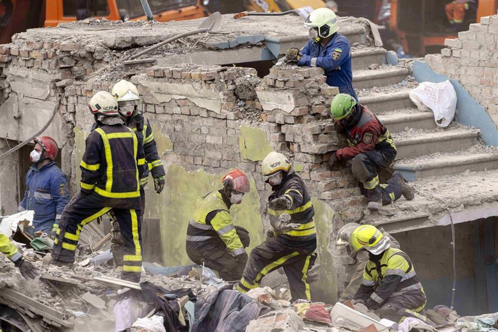 Equipos de rescate trabajan en el lugar de un ataque ruso en Kiev