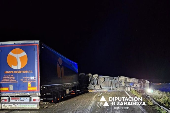 Un tráiler, que circulaba con un remolque en sentido Barcelona, ha invadido la mediana y ha volcado.