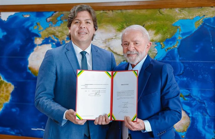 El nuevo ministro de Comunicaciones de Brasil, Frederico de Siqueira, junto al mandatario, Luiz Inácio Lula da Silva