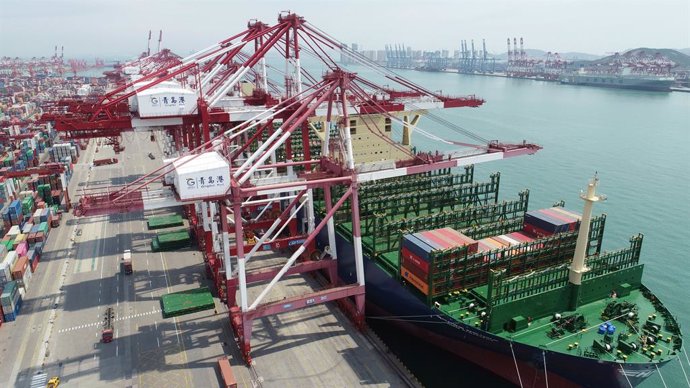 Archivo - Arquivo - 28 de abril de 2020, China, Qingdao: O maior navio de contêineres do mundo, o "HMM Algeciras", da empresa de navegação sul-coreana HMM, está sendo carregado no porto de Qingdao antes de iniciar sua viagem inaugural. Foto: Zhangjingang/