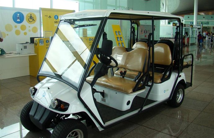 Archivo - Vehículo eléctrico de atención a personas con movilidad reducida de un aeropuerto.