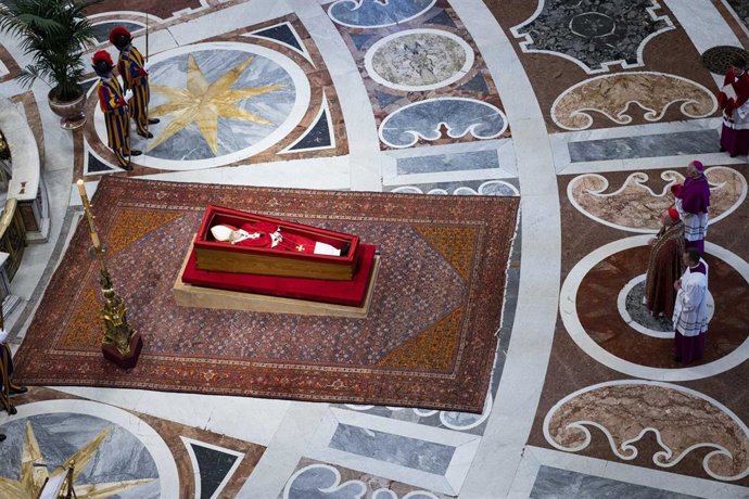 Féretro del Papa Francisco en la Basílica de San Pedro. 