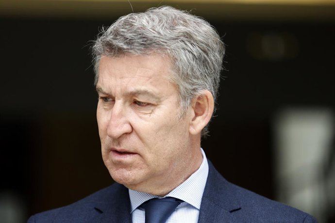O presidente do PP, Alberto Núñez Feijóo, deixa a Nunciatura Apostólica após assinar um livro de condolências pela morte do Papa Francisco I, em 22 de abril de 2025, em Madri (Espanha). O Papa Francisco faleceu ontem, 21 de abril, em