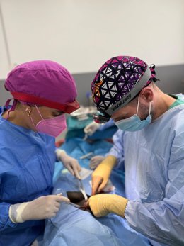 Dos facultativos especialistas del servicio de Cirugía General y Digestiva del Hospital de Antequera (Málaga), José Hernández y Patricia Maldonado, participan en una misión médica desarrollada en la región de Kwimba