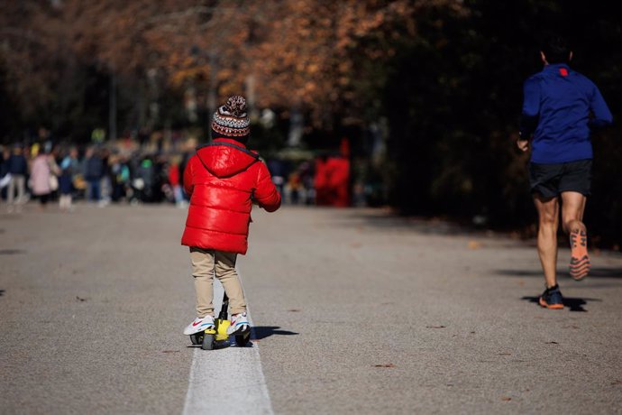 Archivo - Niños juegan con sus regalos de Navidad al aire libre, en el Parque del Retiro, a 25 de diciembre de 2023, en Madrid (España). Un estudio de Entertainment Software Association (ESA) afirma que el 72% de los niños estadounidenses prefieren regalo